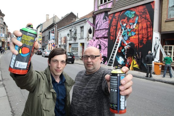 Jonge graffitikunstenaars fleuren Overpoort op